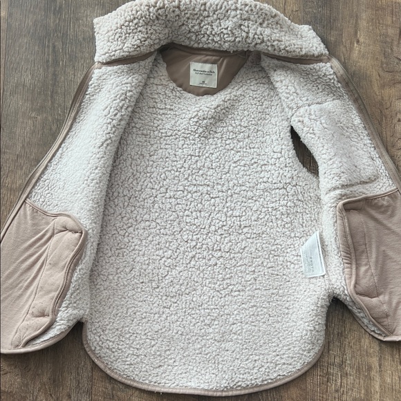 Women’s Abercrombie Cream Sherpa Vest - Picture 5 of 6